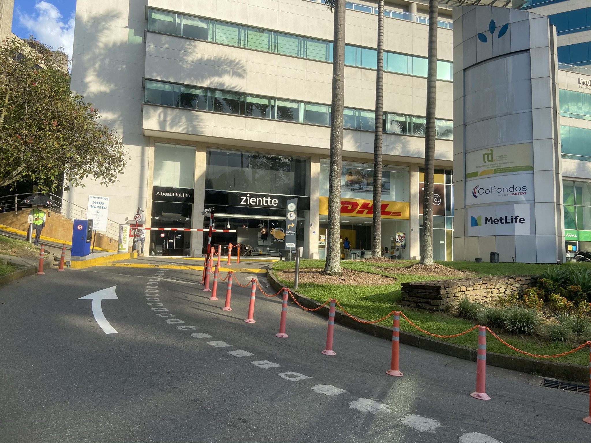 Sistema de control de acceso vehicular- Sam Fernando plaza