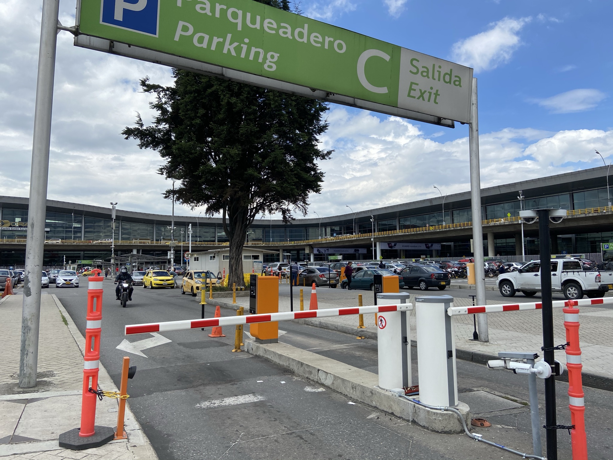 Suministro e instalación control de acceso vehicular en Sistema de Parking Aeropuerto el Dorado de Bogotá