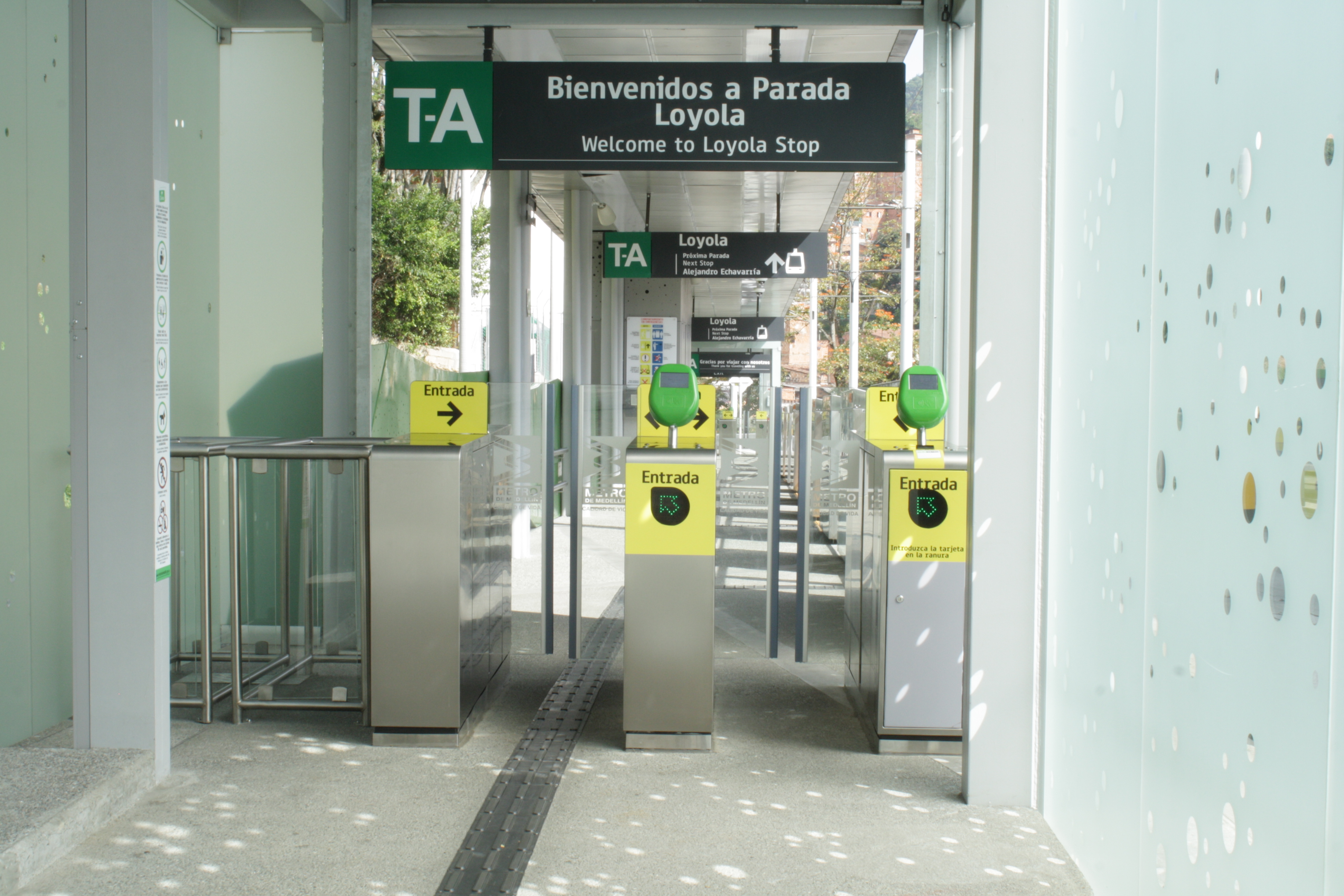 Control de acceso pasajeros Tranvia medellin