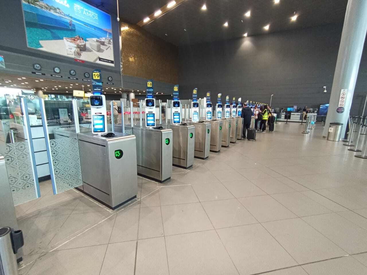 Control de acceso para Pasajeros,  Emigración en el Aeropuerto Internacional El Dorado con el Sistema Biomig Híbrido