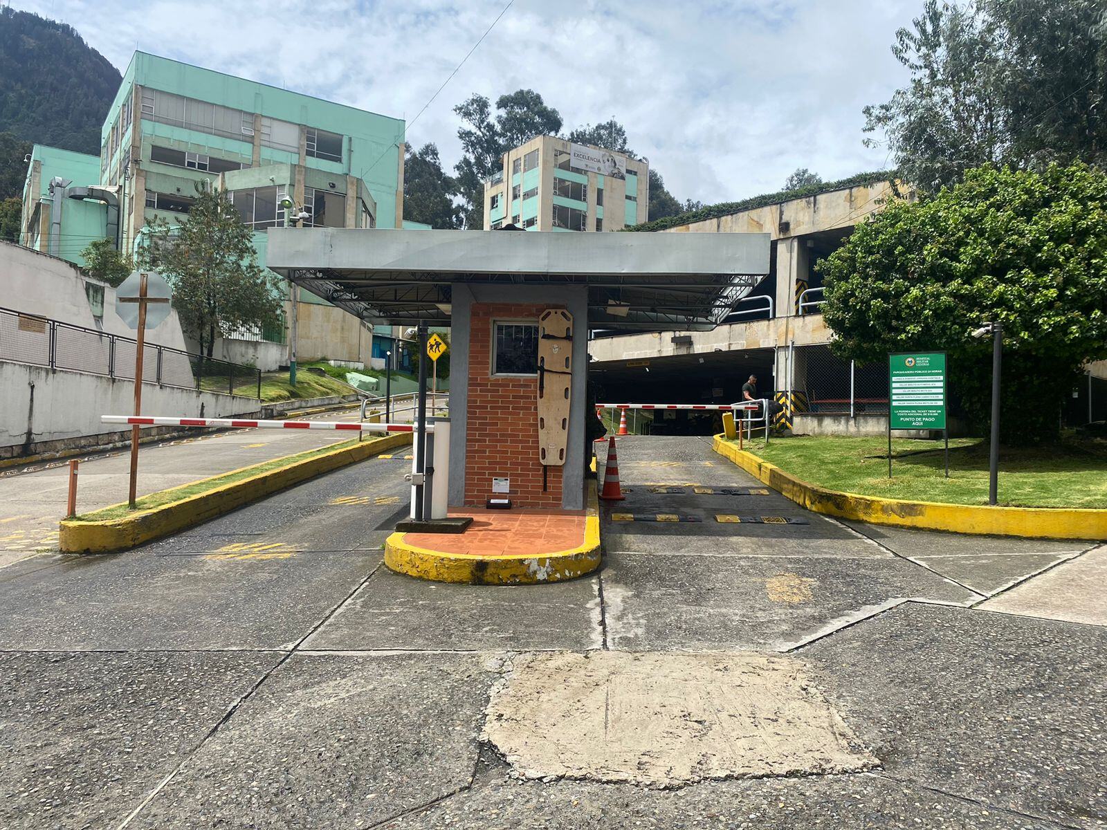 control de acceso vehicular sistema de parking Hospital Militar